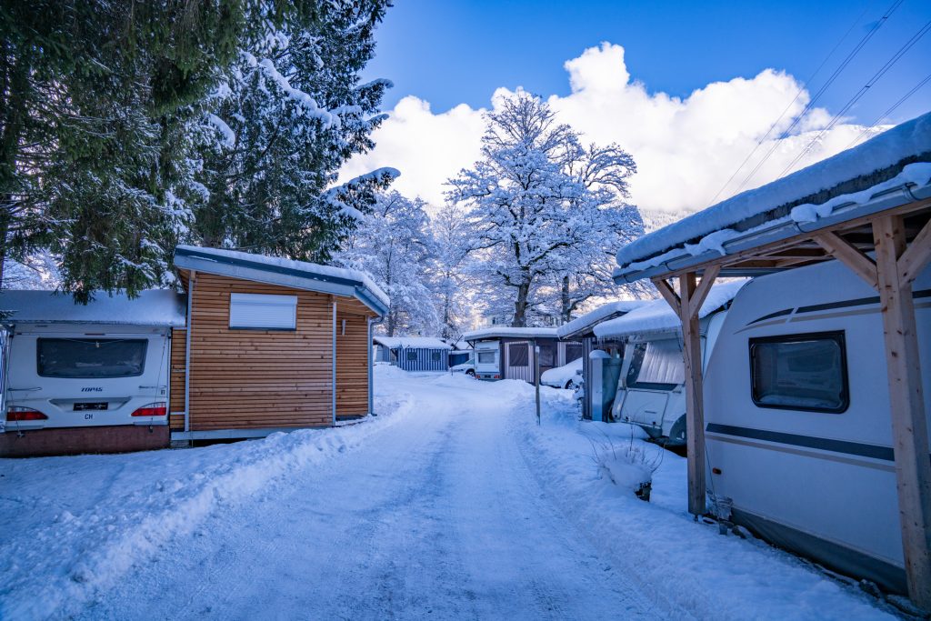 Schneebedeckte Campingplätze im Winter